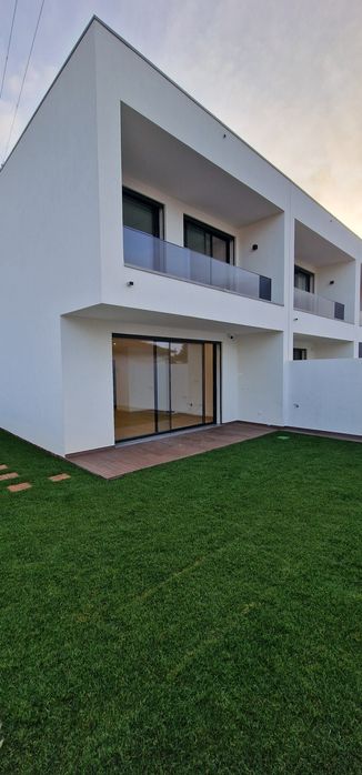 Aluga-se moradia em banda T3 (acabada de construir)