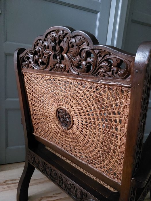 fotel kolonialny drewniany rzeźbiony z rafią plecionką wiedeńską