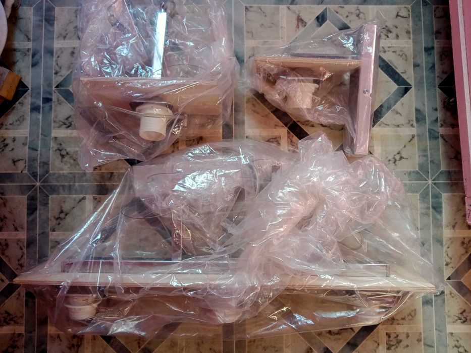 Trzy żyrandole i jeden kinkiet, komplet 4 sztuki