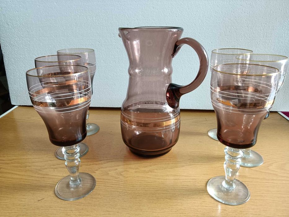 varios serviços e conjuntos de copos com balde e jarro