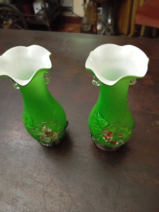 Par de jarras com motivos em relevo antiquíssimo