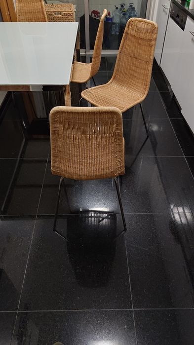 Mesa de cozinha + 4 Cadeiras