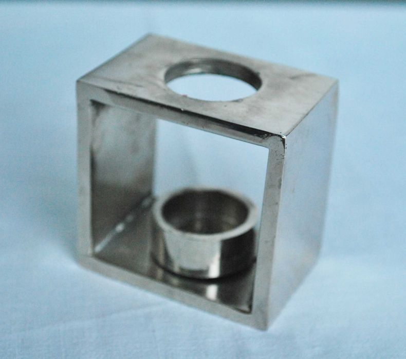 Suporte para vela com vela vermelha