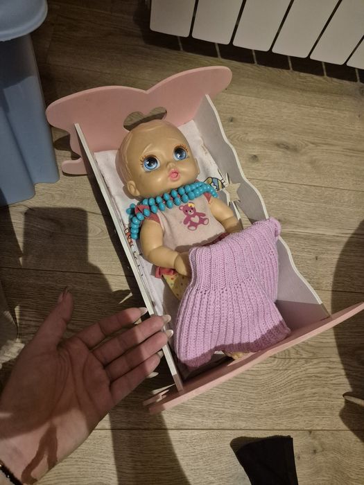 Drewniana kołyska dla lalek