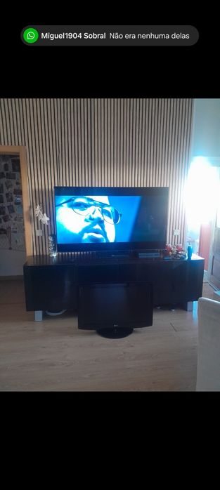 2 tv lg 1  com suporte de parede e outra com apoio de movel