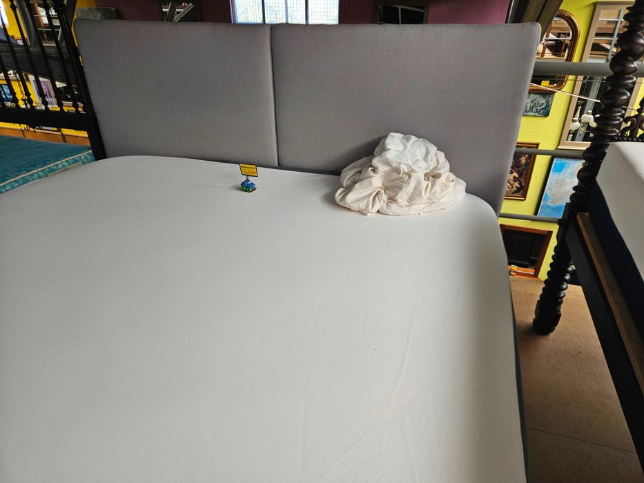 Enorme cama de casal com estardo e colchão - óptimo estado geral
