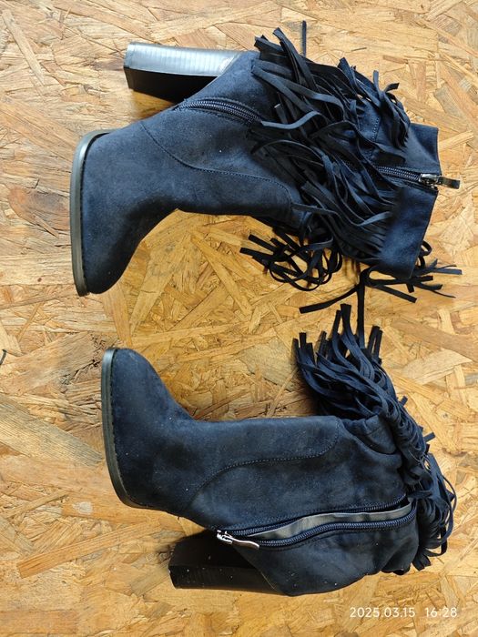 Zamszowe botki z frędzlami r.39