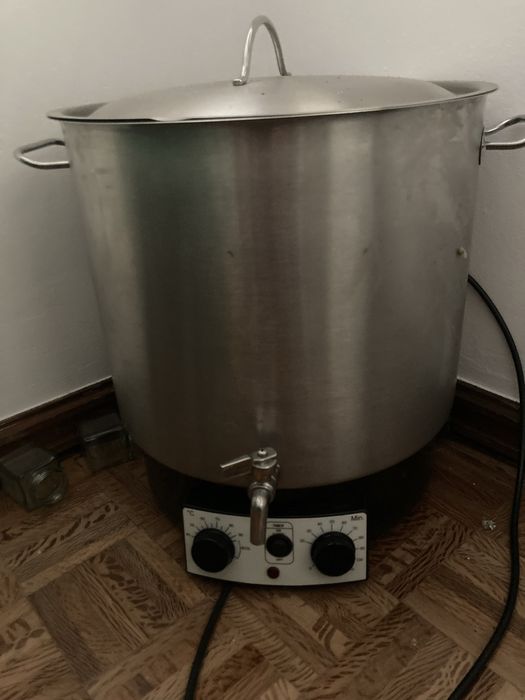 Panela elétrica para esterilizar frascos .