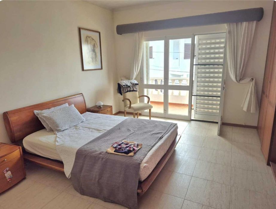 A venda. Vivenda em banda V3 Gambelas.