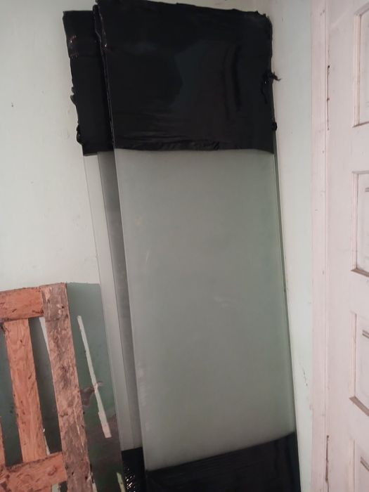 Металева стійка для одягу