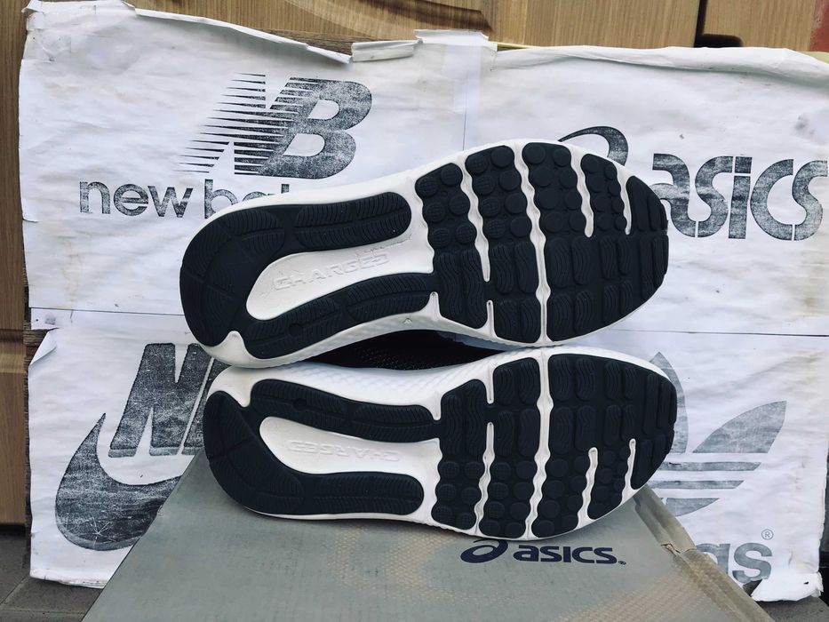 Кроссовки Under Armour Charged Surge 4 для тренировок бега