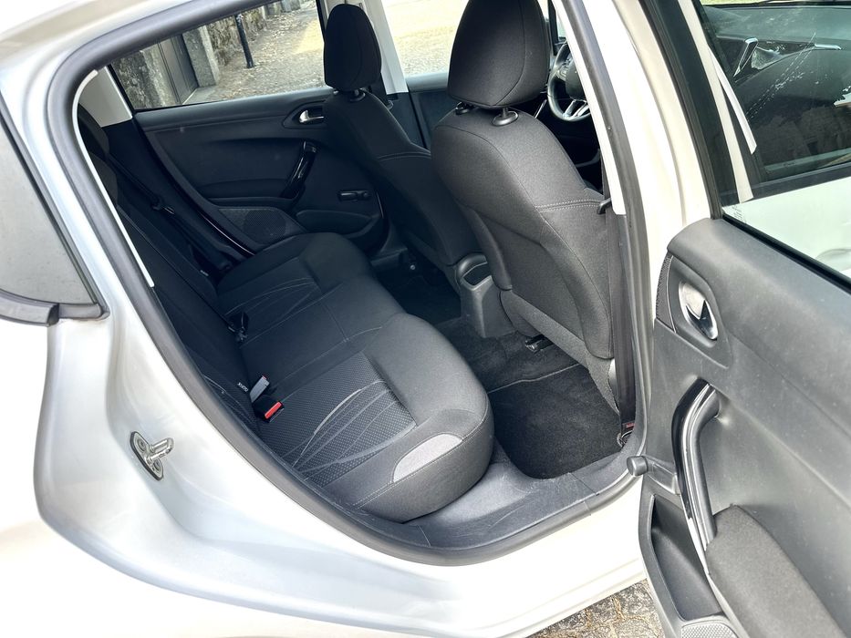 Peugeot 208 — fotografia 9