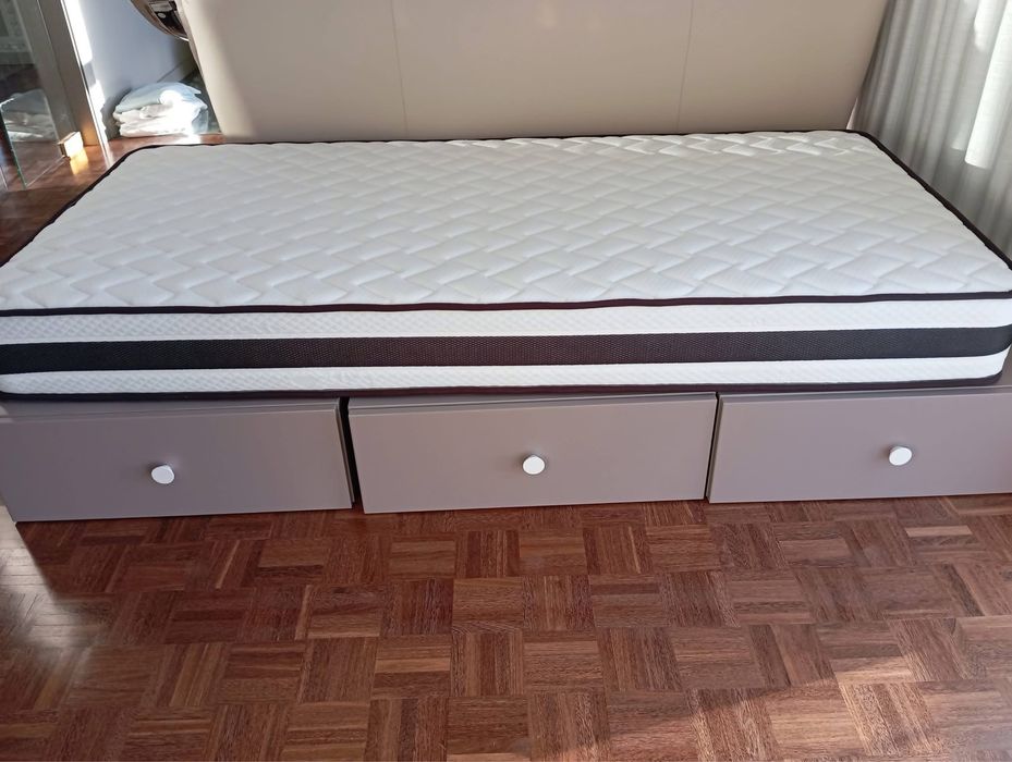 Cama & Mobiliario de Apoio