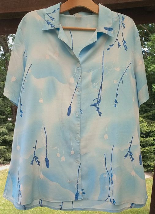 Niebieska koszula w kwiaty