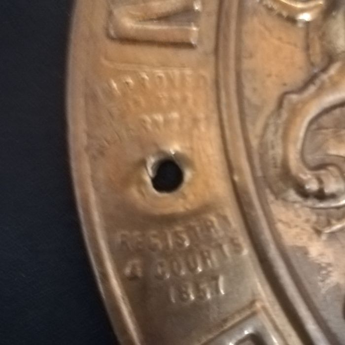 Antiga placa cobre relevo