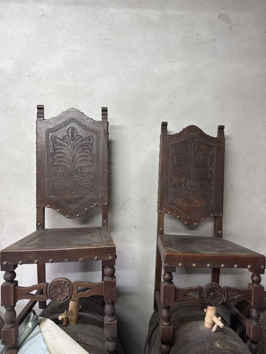 Candeiros e cadeiras antigas