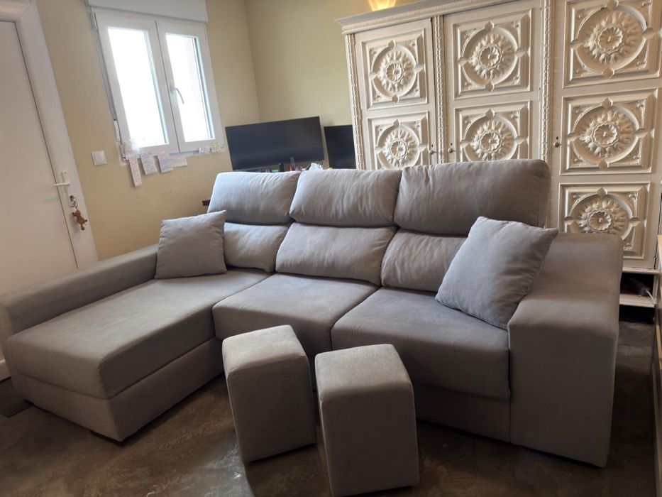 Sofá com Chaise Longue e Encosto Retrátil - Cinza