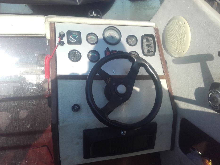 Łódź motorowo-kabinowa