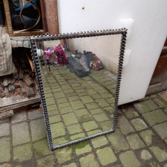 Lustro w metalowej ramie