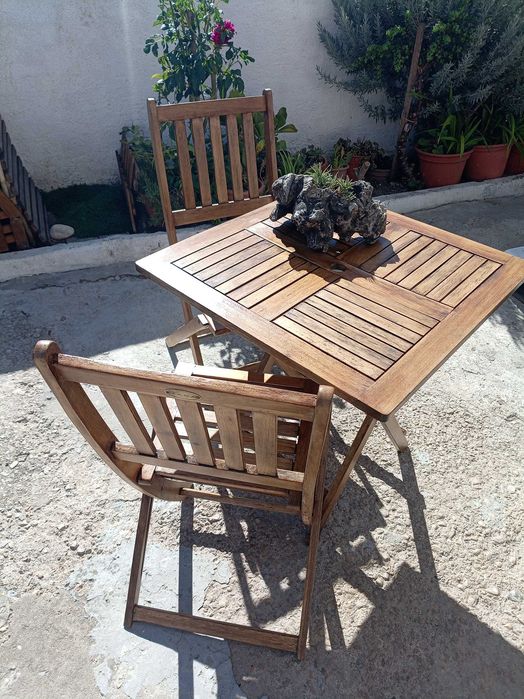 Mesa de madeira com 2 cadeiras
