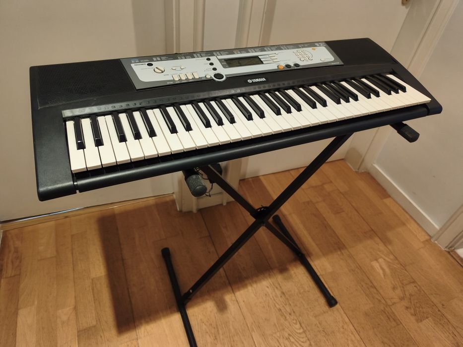 Teclado Yamaha PSR-E213 + Suporte