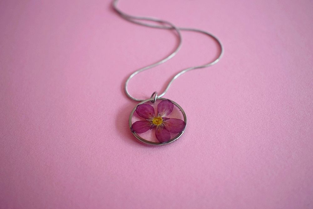 Biżuteria z żywicy żywy suszony kwiat skalnicy żywica naszyjnik stal