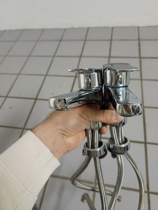Tampo de duas pias, duas torneiras e portas em vidro de cabine de duche