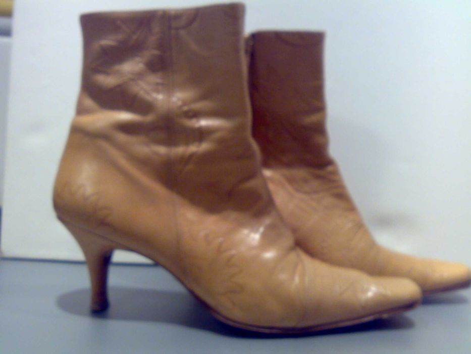 Botas em pele usadas em bom estado