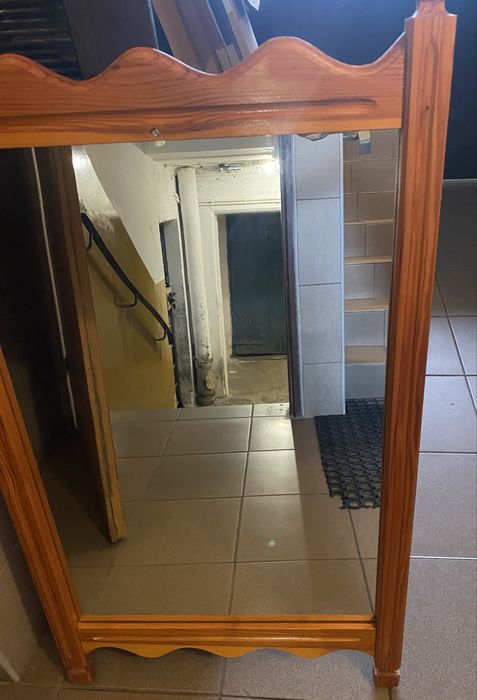 Lustro w drewnianej ramie