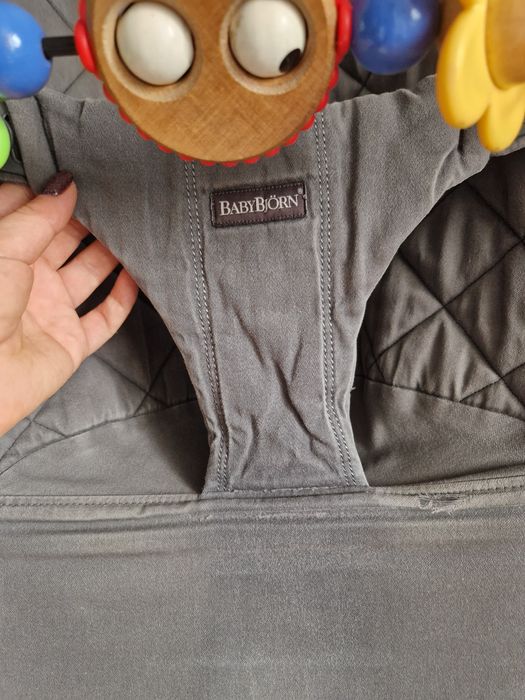 Bujak Babybjorn z zabawką