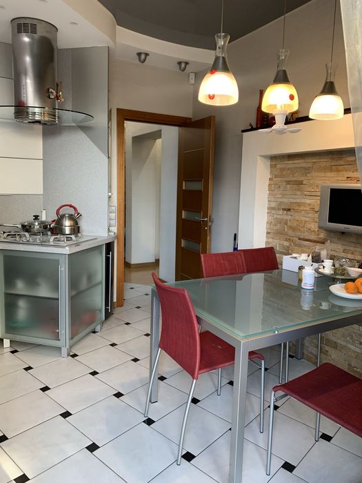 Продам 3-х поверховий  стильний будинок