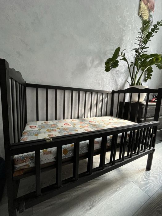 Продам маятниковую детскую кроватку
