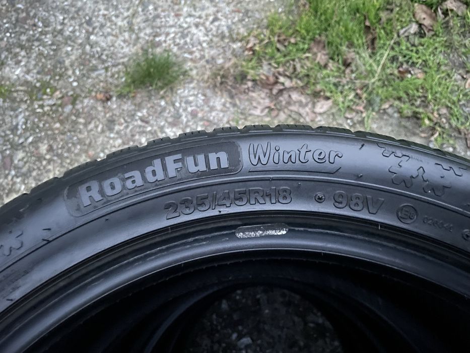 Продам  практически новую резину 235/45R18