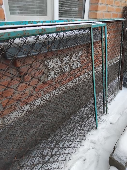 Забор из сетки рабицы .