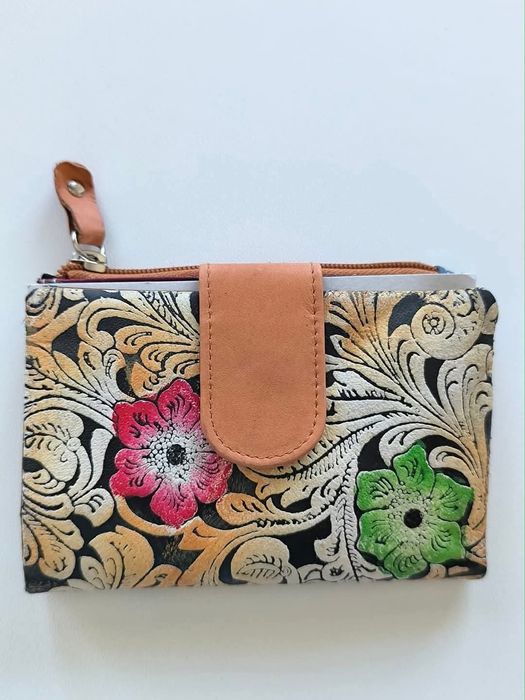 Carteira em pele 
Novo na caixa 
Tamanho 14*10