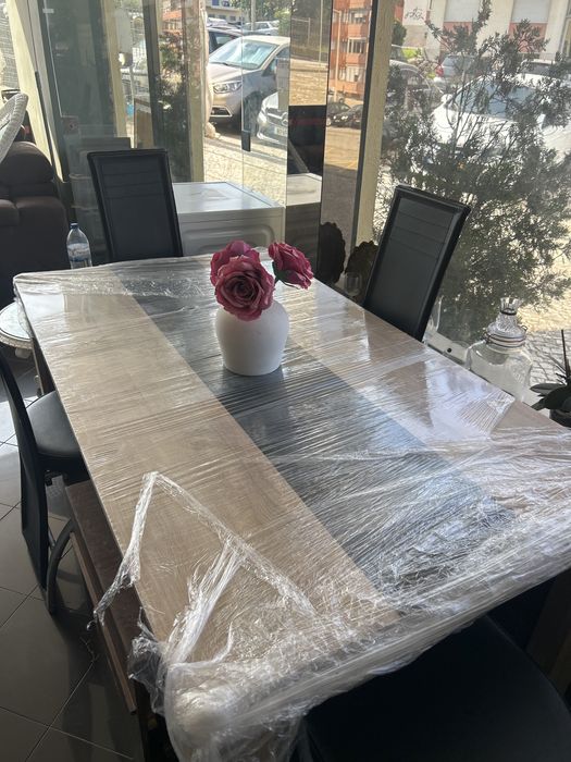 Mesa de jantar com 4 cadeiras