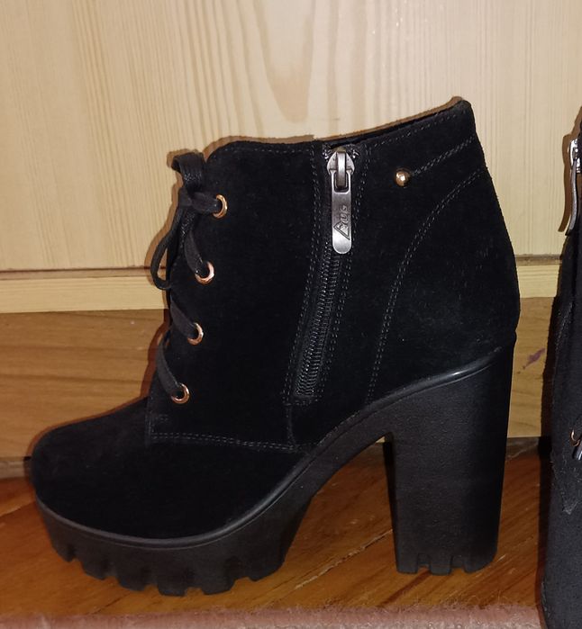 Продам зимові ботильйони ботинки натуральний замш