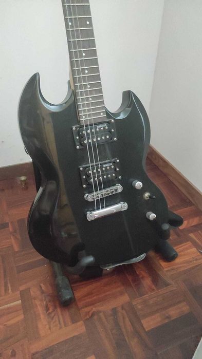 Guitarra ESP LTD Viper-10 BLK + Amplificador Marshall MG15GR