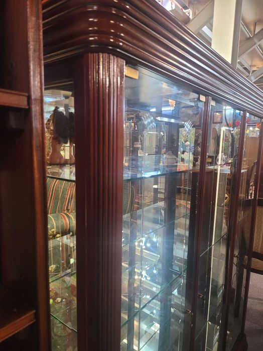 Cristaleira em madeira com fundo em espelho e prateleiras em vidro