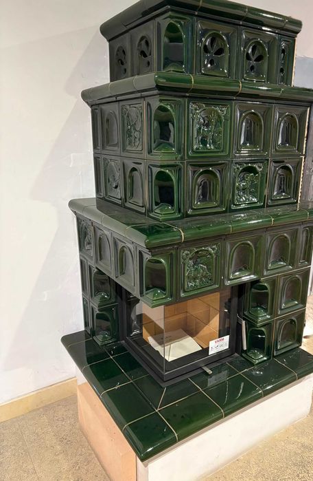 Stylowy piec kaflowy wykonany z wysokiej jakości kafli ceramicznych