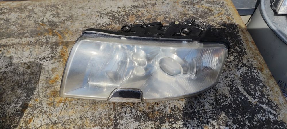 Skoda Superb 2006r. Lampa przód zwykła komplet