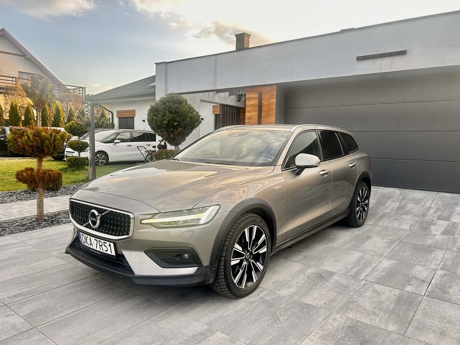 Przepiekne VOLVO V60 Cross Country 4x4 Bliss rok 2019 Matrix  ZAMIANA