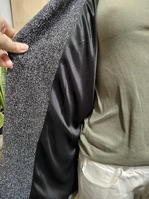 Imprezowa błyszcząca srebrna miękka marynarka narzutka z kieszeniami