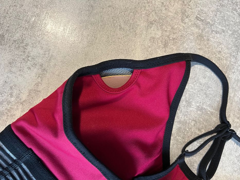 Спортивний топ Nike