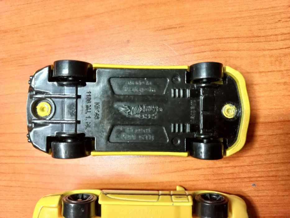 Модели машинок Hot wheels Toyota 2000gt и Ferrari 599 gtb