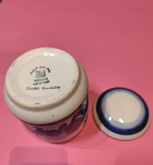 Pojemnik ceramiczny z pokrywką z Włocławka.