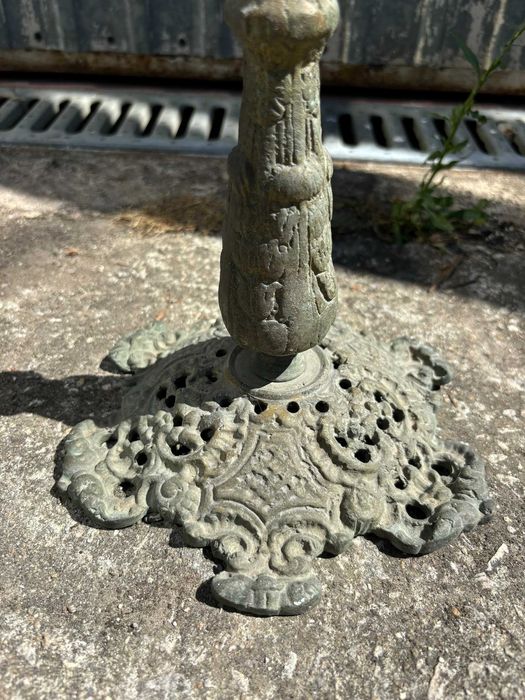 Cinzeiro de pé alto antigo