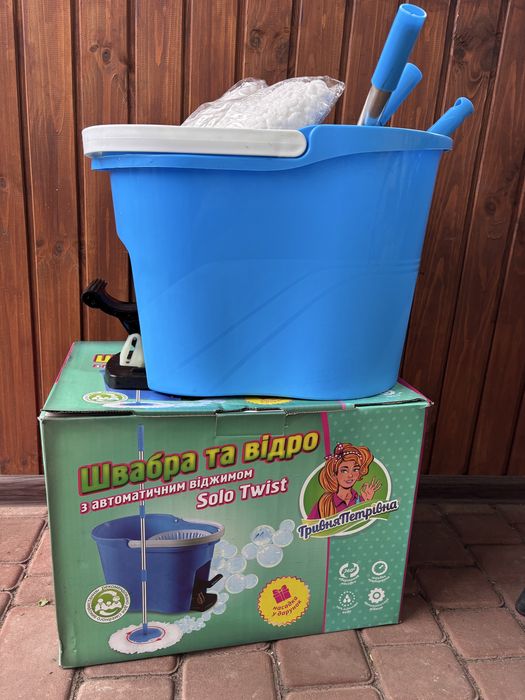 Відро з віджимом та шваброю