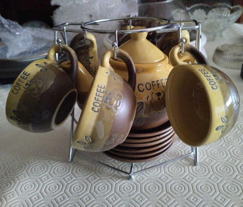 Conjunto de chávenas para chá/café + pires + bule + suporte
