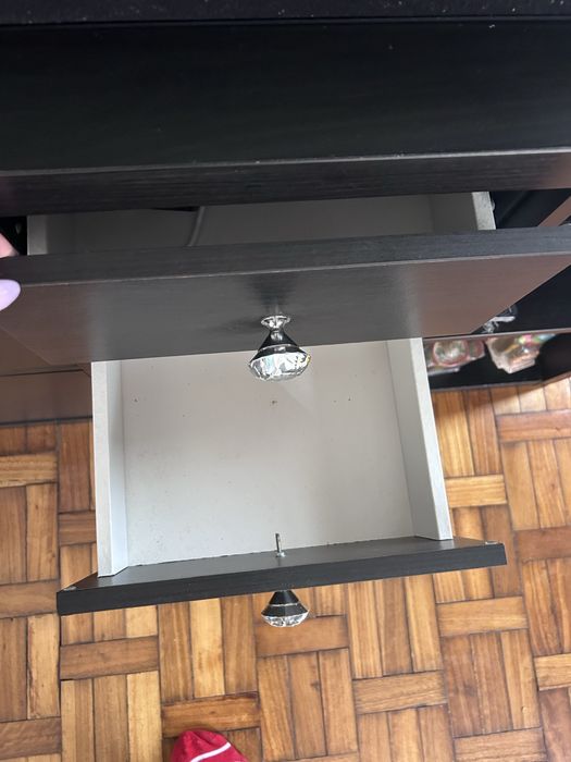 Movel com gavetas e portas e 6 pes prata